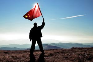 Muškarac s kineskom zastavom