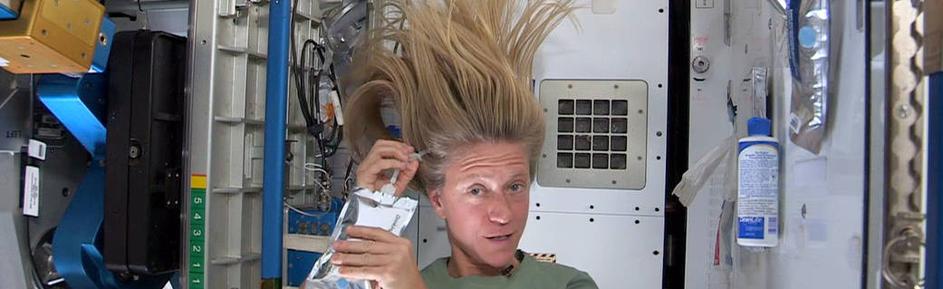 Karen Nyberg pere kosu u svemiru