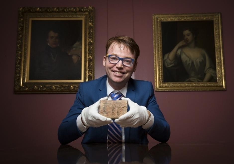 Babilonska glinena pločica star 3700 godina i dr. Daniel Mansfield iz Sydneyja | Author: University of New South Wales