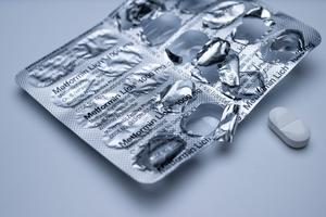 Metformin-Blister und Tablette auf Weiß