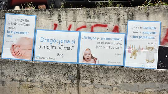 Šibenik: Grafit na zidu ispred bolnice gdje vjernici mole protiv pobačaja