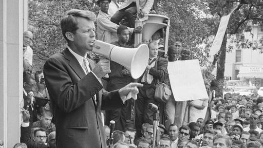 Robert F. Kennedy drži govor na prosvjedima 1963.