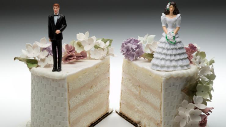 Razdvojene figure na torti za vjenčanje