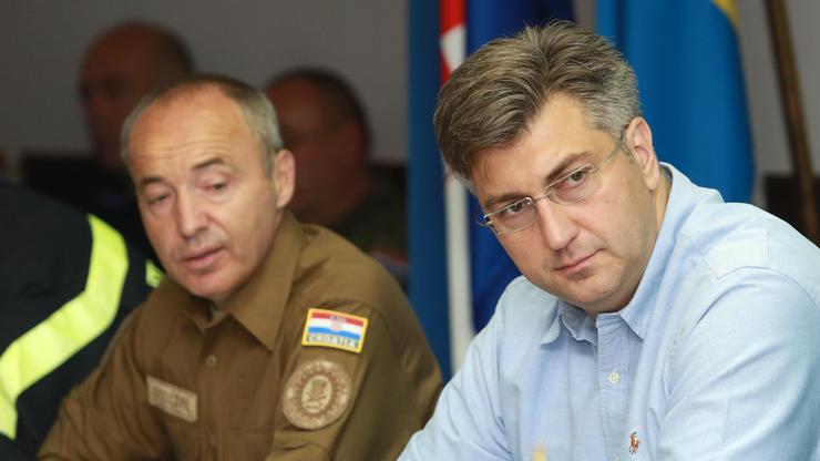 Andrej Plenković s ministrom obrane Krstičevićem i županom Bobanom