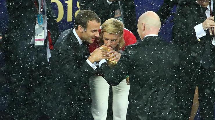 Kolinda Grabar Kitarović i Emmanuel Macron pri uručivanju odličja i pehara u finalu SP-a