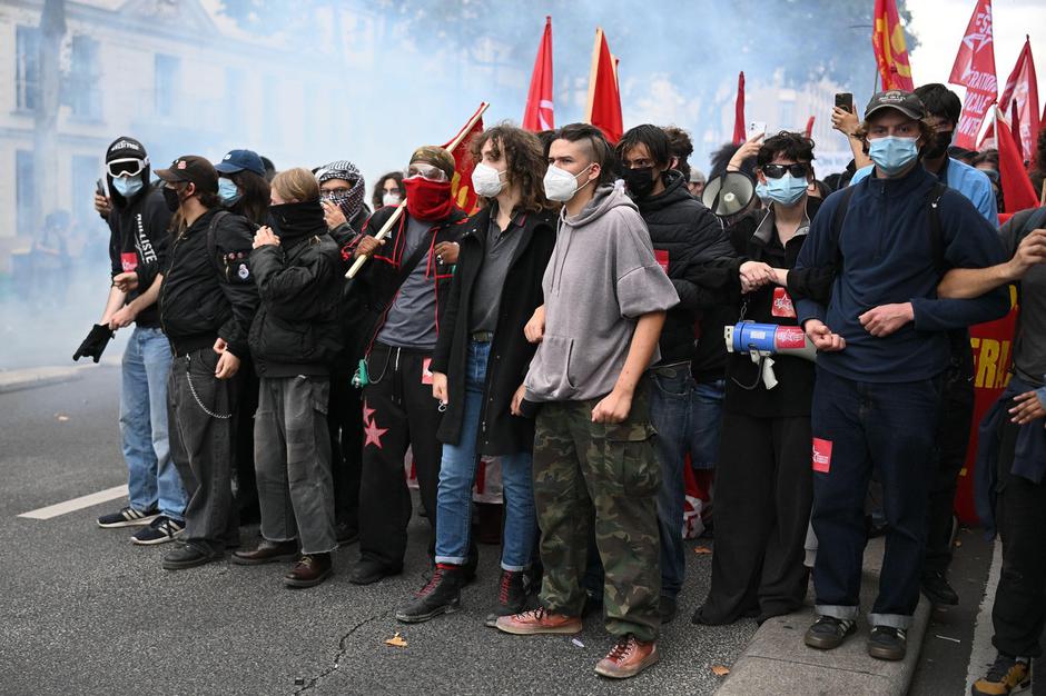 Paris, France. 13th Oct, 2026. High school students and autonomists clash with riot police in Paris, October 13, 2026. - 13/10/2026 - France/Ile-de-France (region)/Paris - Julien Mattia/Le Pictorium Credit: LE PICTORIUM/Alamy Live News | Author: Profimedia