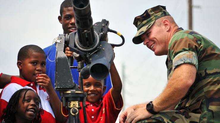 Djeca razgledavaju oružje Vojske SAD-a