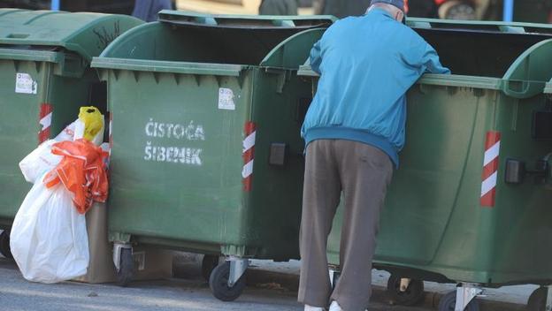 Siromašni građani u kontejnerima traže hranu