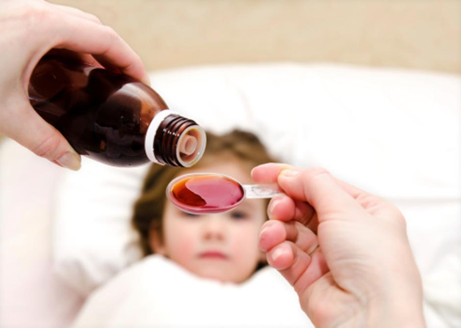 Bolesno dijete dobiva lijek | Author: Thinkstock