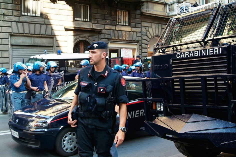 Italian police preparing for an anti globalisation protest in Rome (9 June 2007)