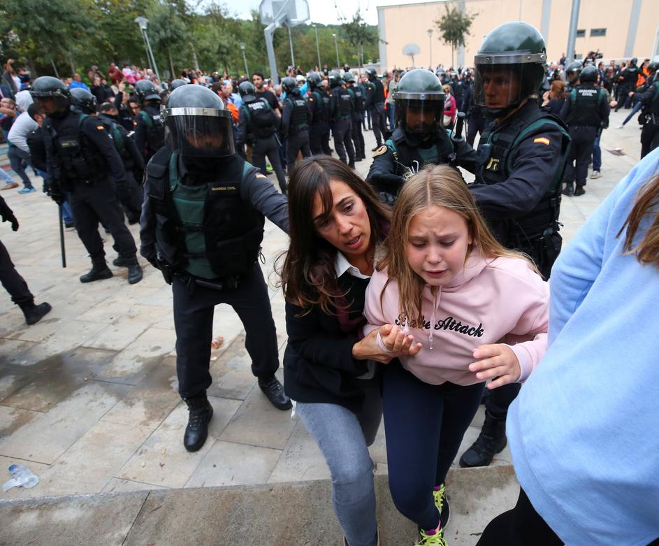 Policija privodi prosvjednike u Kataloniji
