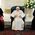 Kardinal Tarcisio Bertone zdesna papi Benediktu XVI