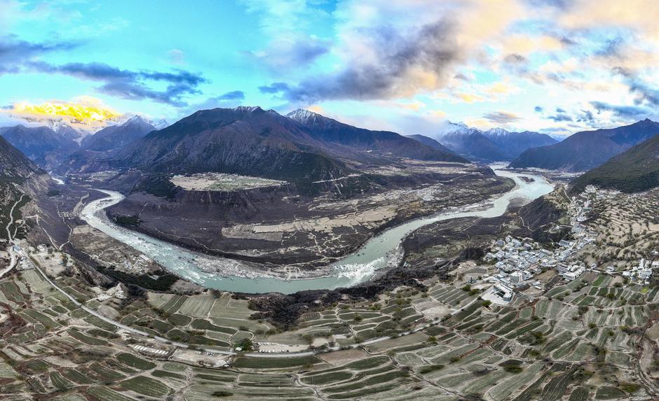 NYINGCHI, CHINA - DECEMBER 03: Aerial view of the winter scenery of the Yarlung Tsangpo Grand Canyon on December 3, 2025 | Author: Profimedia
