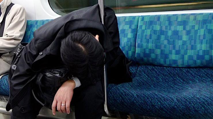 Tipičan japanski način spavanja u vlaku nakon posla