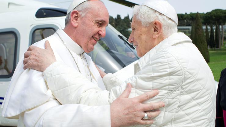 Papa Franjo o Papa Benedikt XVI