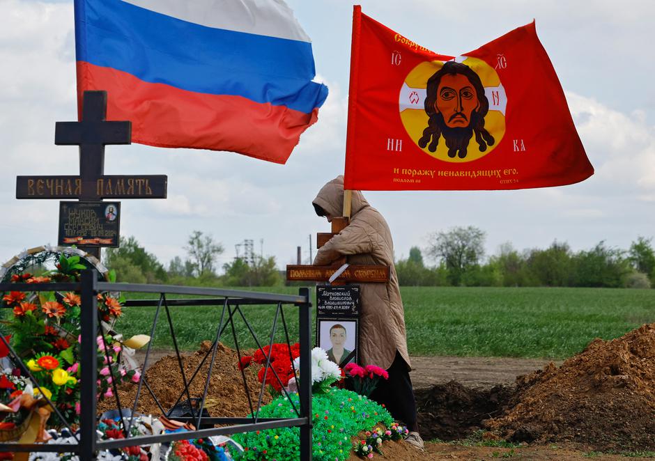 People visit a cemetery in Donetsk | Author: Alexander Ermochenko
