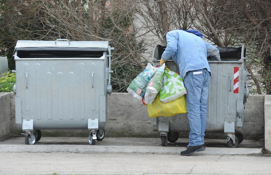 Zbog siromaštva ljudi hranu traže po kontejnerima | Author: Hrvoje Jelavic (PIXSELL)