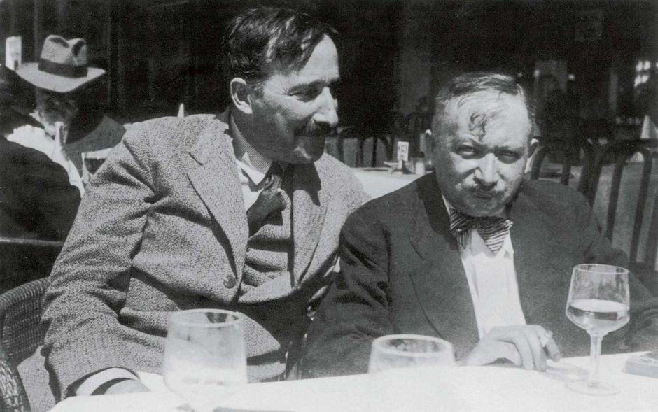 A photograph taken in the summer of 1936, featuring authors Stefan Zweig and Joseph Roth on the terrace of the Italian restaurant Almondo in Ostend. The photographer is believed to be Lotte Altmann, Stefan Zweig's lover and secretary at the time. | Author: 