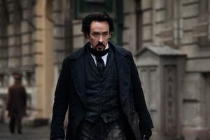 John Cusack kao Edgar Allan Poe u filmu "Raven"
