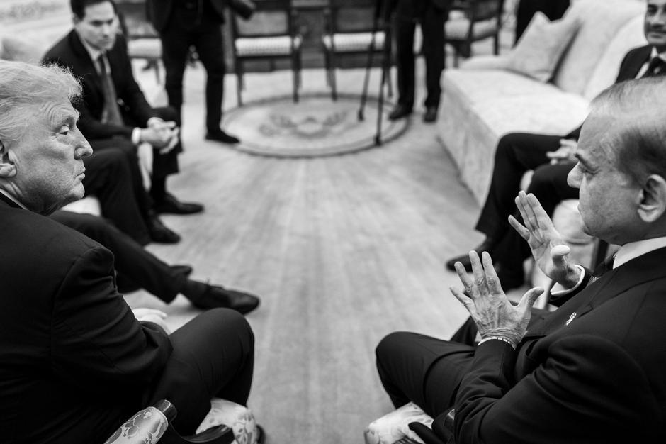 President Donald Trump meets with Prime Minister Shehbaz Sharif and Field Marshal Asim Munir of Pakistan, Thursday, September 25, 2025, in the Oval Office. (Official White House Photo by Daniel Torok) | Author: Profimedia
