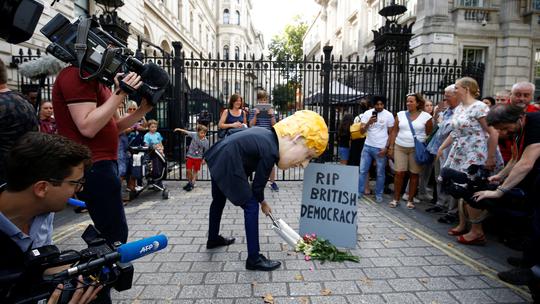 Prosvjednik maskiran u Borisa Johnsona ispred Downing Streeta