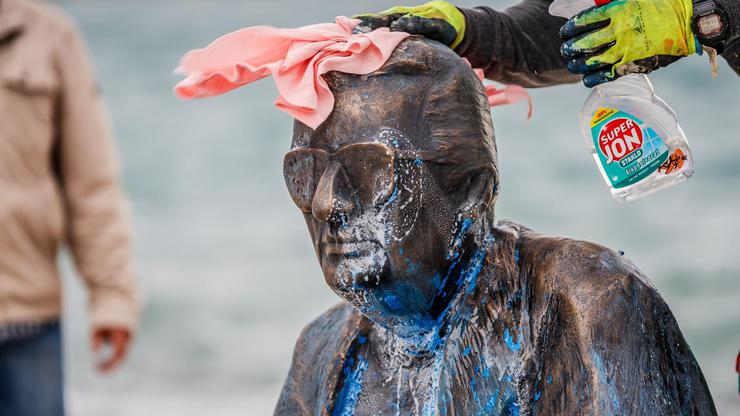 Split: Vandali bojom zalili spomenik Miljenku Smoji