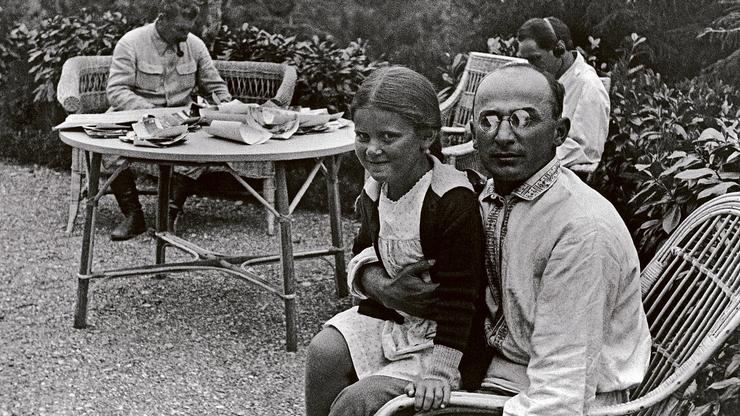 Lavrentij Berija sa Staljinovom kćeri Svetlanom u naručju, u pozadini Staljin