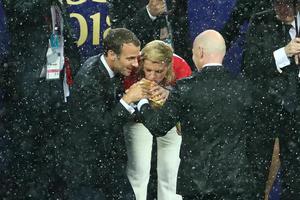 Kolinda Grabar Kitarović i Emmanuel Macron pri uručivanju odličja i pehara u finalu SP-a