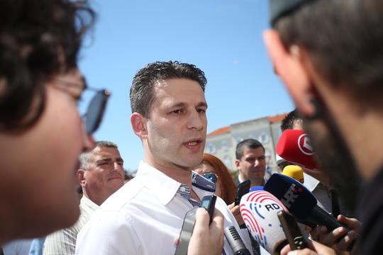 Božo Petrov obraća se novinarima na splitskoj Rivi