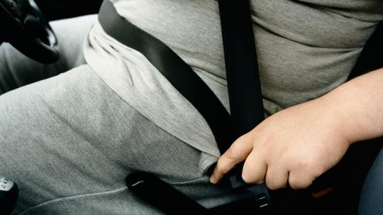 Pretila osoba u vožnji automobilom