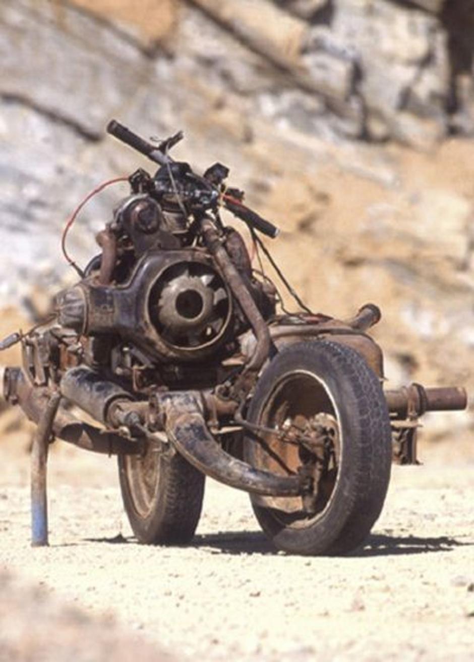Muškarac koji je složio motor iz automobila | Author: chameaudacier.free.fr