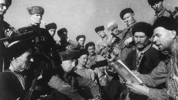 Nördl. Kaukasus / Major liest vor Kosaken.