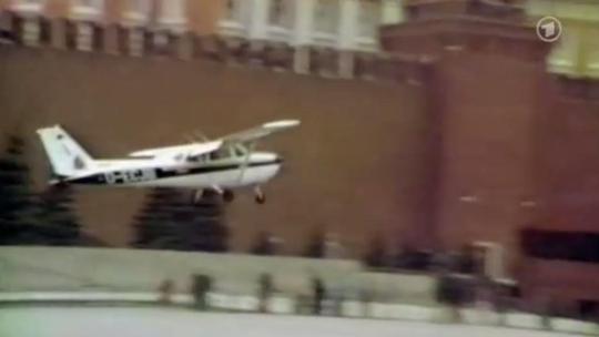 1987. Mathias Rust je Cessnom 172 iz SR Njemačke doletio na Crveni trg