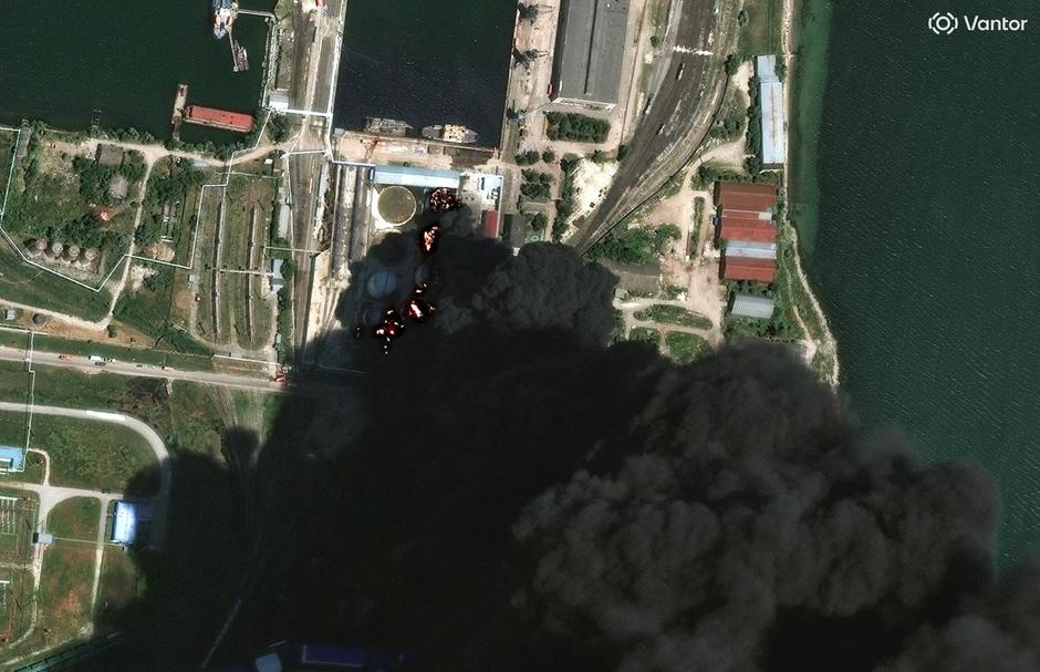 A satellite image shows fire and smoke rising from oil tanks, after what Ukrainian President Volodymyr Zelenskiy said was an attack on an oil depot in the city of Kerch | Author: VANTOR/REUTERS