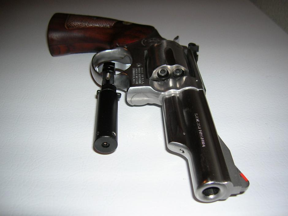 Smith & Wesson revolver na koji je dodan laser | Author: Junglecat/Wikipedia