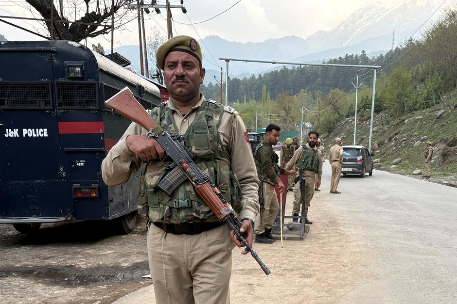 Indian police officers stand guard at a check point following a suspected militant attack, near Pahalgam in south Kashmir's Anantnag district | Author: Stringer