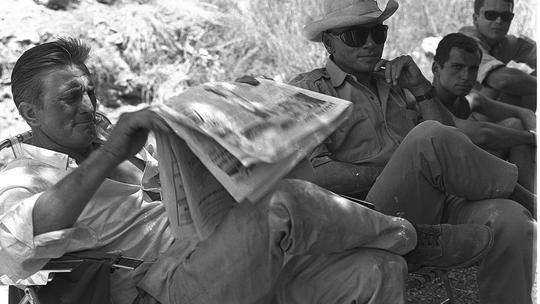 Kirk Douglas na setu snimanja filma Giant Shadow