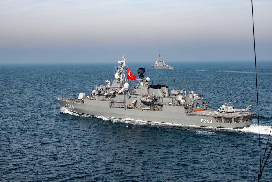 Black Sea, United States. 06 November, 2021. The Turkish Navy Yavuz-class frigate TCG Yavuz underway during a joint patrol with NATO allies November 12, 2021 in the Black Sea.  Credit: MC3 Andrew Eder/U.S. Navy/Alamy Live News | Author: Profimedia