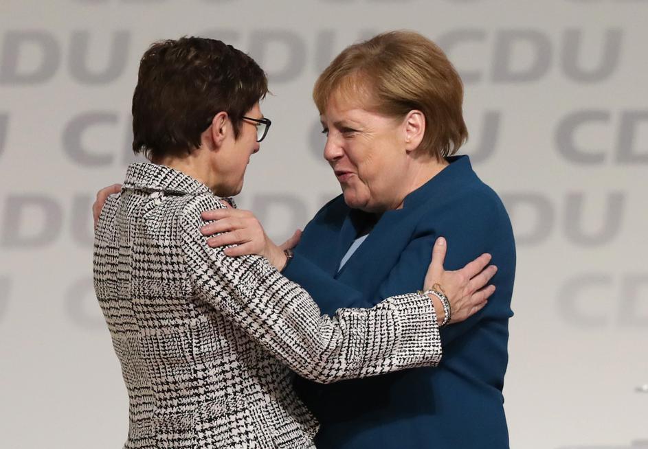 Annegret Kramp-Karrenbauer i Angela Merkel