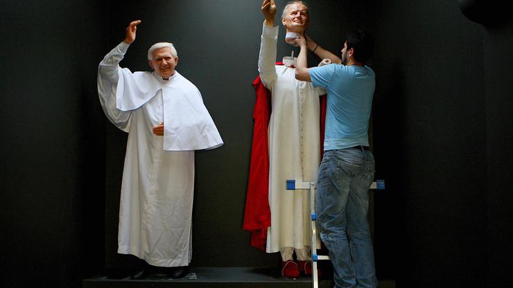Papa Ivan Pavao II. i Benedikt XVI, voštane figure