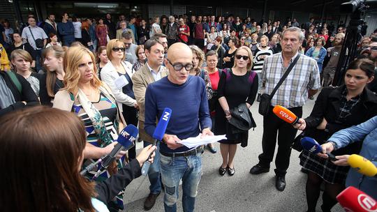 Profesor Nenad Ivić čita proglas kolega FF ZG koji su stali uz studente protiv dekana