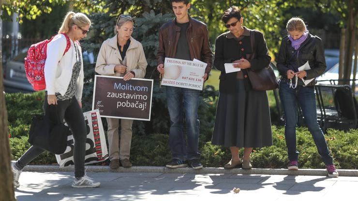 Prosvjed molitvene zajednice ispred bolnice "Sestre milosrdnice" u Zagrebu