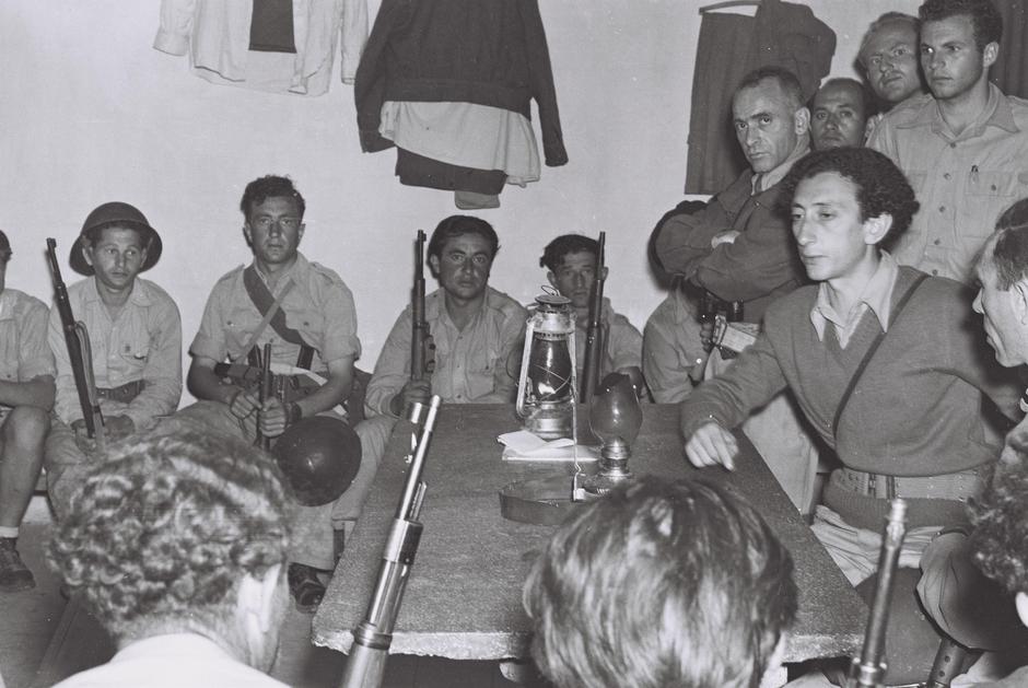 Abba Kovner sa suborcima 1948., tijekom rata za Državu Izrael | Author: Public Domain