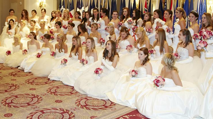 Djevojke iz najbogatijih mahom američkih bogatih obitelji na 58. International Debutante Ball u Waldorf Astoriji, NY