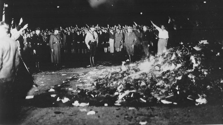 Nacisti spaljuju knjige u Berlinu 1933.
