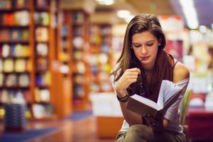 Djevojka čita u knjižnici
