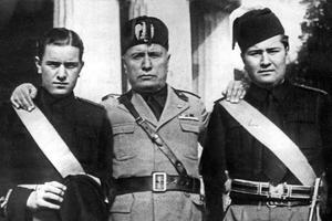 Benito Mussolini sa sinovima