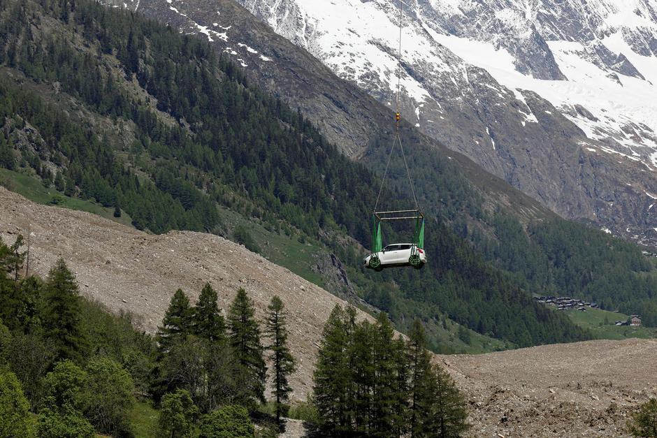 A car carried by helicopter near Blatten | Author: Stefan Wermuth/REUTERS