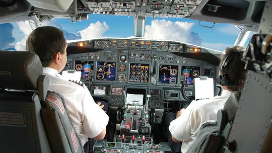 Piloti u cockpitu aviona