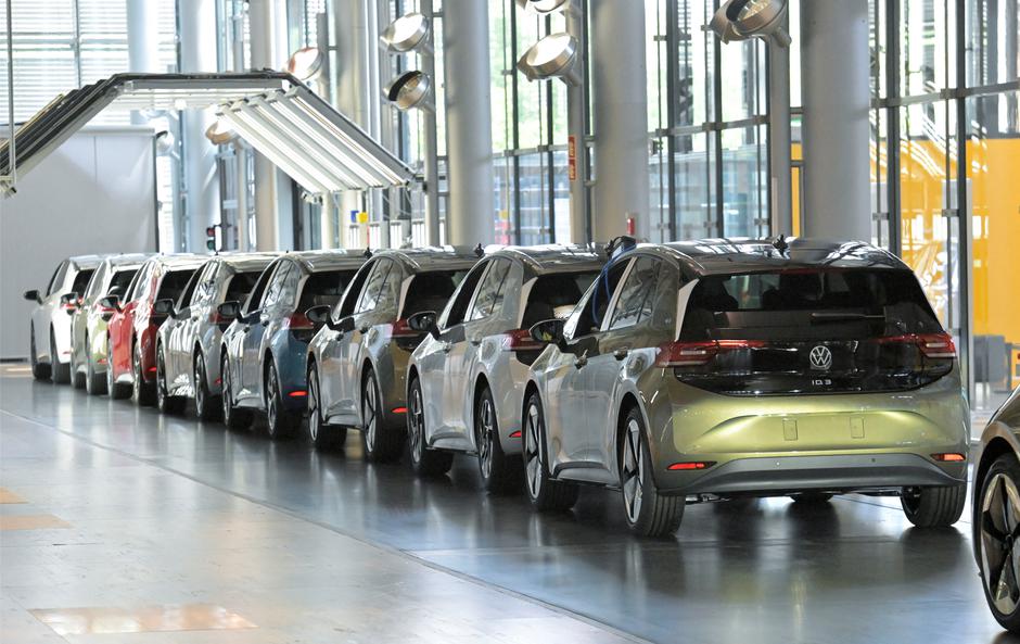 Media tour through Volkswagen production line in Dresden | Author: Matthias Rietschel